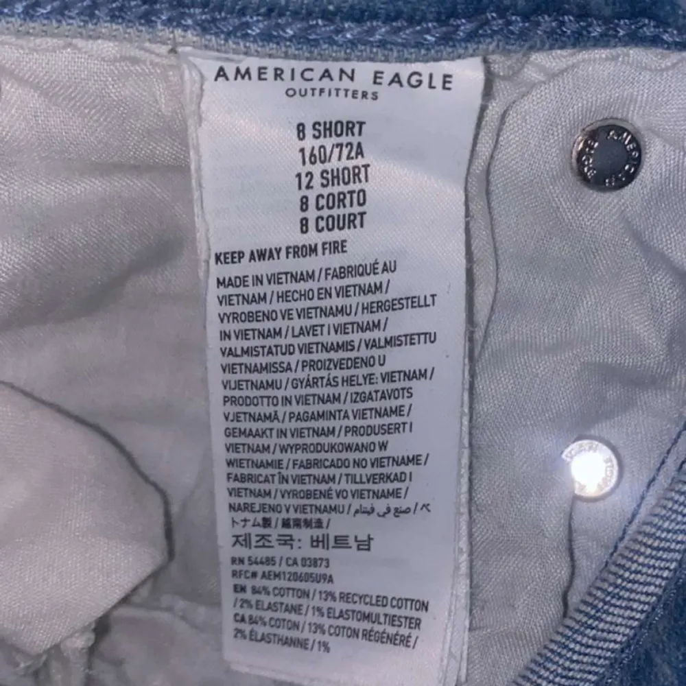 Säljer dessa lågmidjade jeans från american eagle, sidan hade väldigt annorlunda storlekar skulle säga att den sitter som en M (36/38) nypris: 1200kr säljer för 700 men pris kan diskuteras💓(hon på bilden är 167cm). Jeans & Byxor.