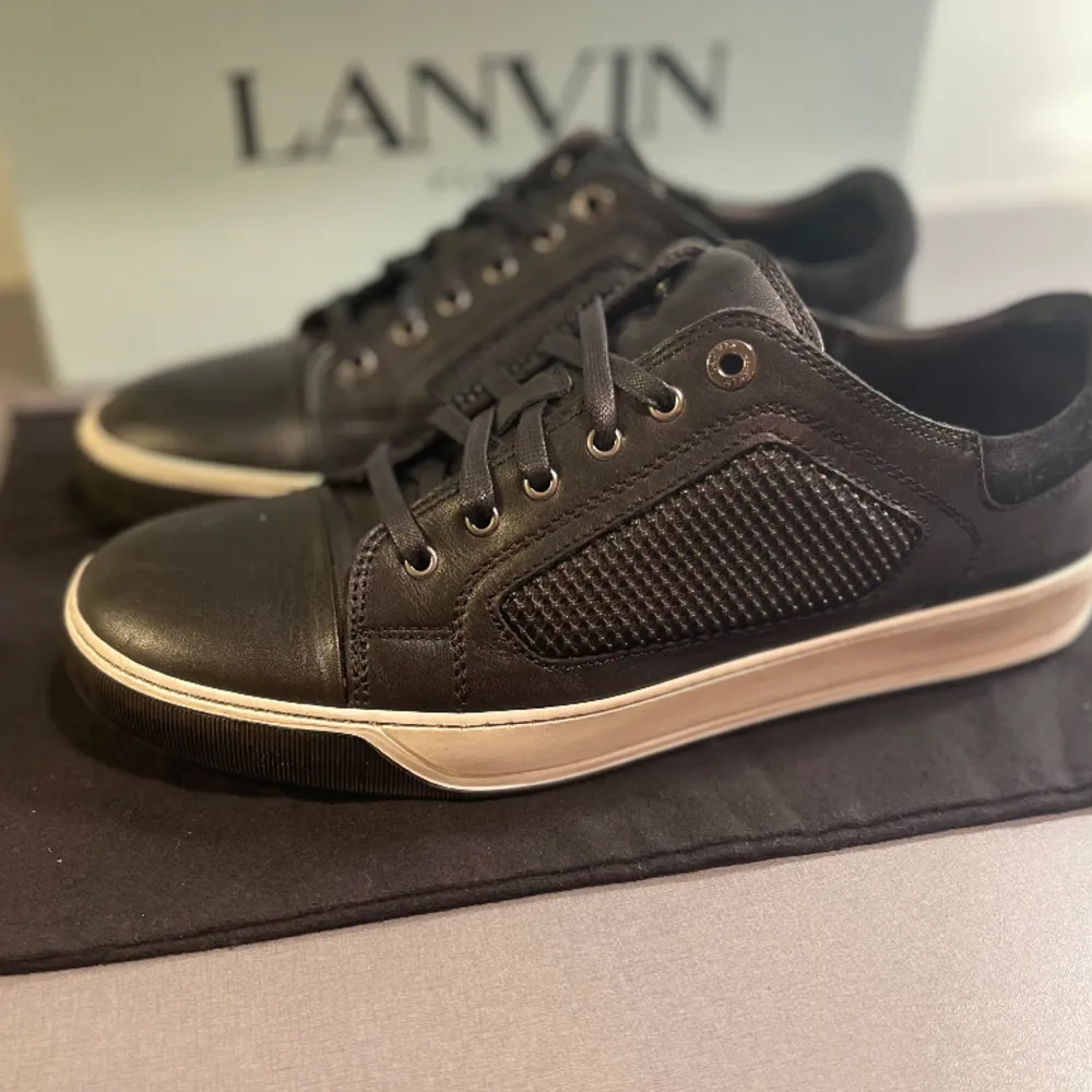 Hej! Säljer nu dessa super snygga svarta glansiga/matta lanvin ”captoe” Storlek UK 9 som motsvarar ungefär 43-44 i europeisk storlek. Tillkommer box vid köp. Kan frakta eller mötas upp i Kungälv. PM 📩 för fler frågor/bilder :). Skor.