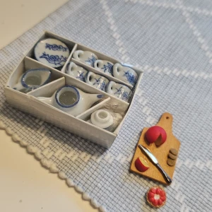 Dekoration till dockhus - Supersöt teservis med ostbricka samt en paj. Helt nytt!