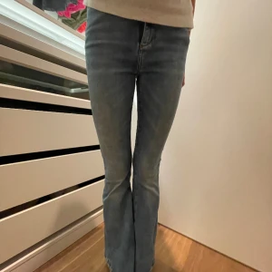 Snygga bootcut jeans - Oanvända snygga bootcut jeans som har tyvärr blivit för korta💘💘
