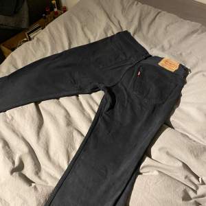 Levis jeans, svarta. Herrmodell, straight fit. Levis 501. Storlek 33x32.