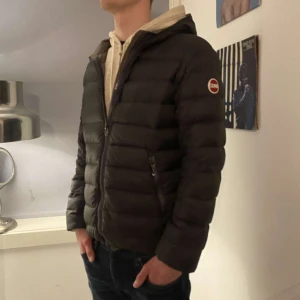Colmar jacka  - Trendig jacka som passar perfekt till vädret just nu! Säljer pga att den ej används. Hör av dig vid fler bilder, frågor eller önskemål på pris! 