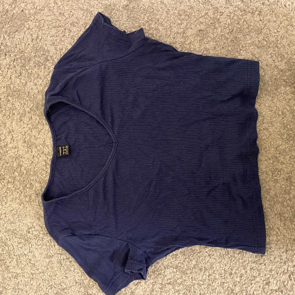 Marinblå kroppad T-shirt som är väldigt elastisk så passar många storlekar. Knappt använd därav säljer jag den med hopp om att den får ett nytt hem.. T-shirts.