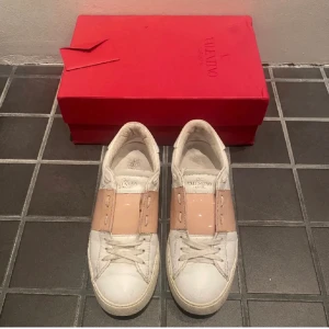 Valentino skor  - Super fina valentino skor som är perfekta nu inför sommaren och våren, smycket bra skick 7/10 ungefär💓 nypris runt 7000, hör av dig vid minsta fundering, strl 37,5 men stora i storleken 