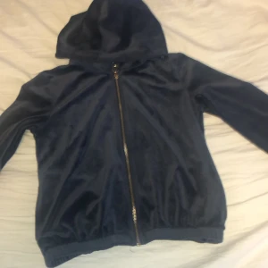 Marinblå hoodie kofta - Väl använd 