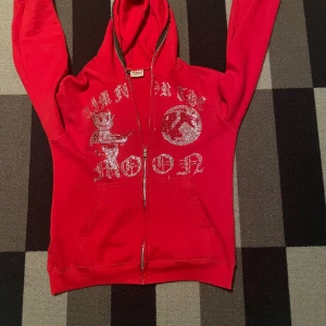 Aim for the moon rhinestone zip hoodie - Säljer denna riktigt feta rhinestone zipen då jag behöver rensa garderoben lite, nypris ligger runt 800kr och tröjan är i väldigt gott skick 
