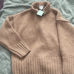 Stickad tröja  - Kamelförare stickad tröja oversized med krage, oanvänd 