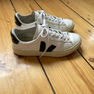 Veja Skor - Säljer dessa jättefina veja skorna som tyvärr inte kommer till användning längre. Jag skulle säga att dom är i väldigt fint skick och dom har inte mycket slitage. Nypris är 1700kr! Kontakta mig gärna för intresse eller pris💕