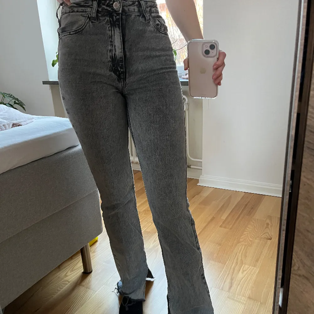 Zara jeans med slit nere vid benen. Jeans & Byxor.