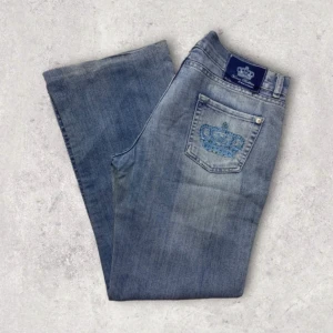 Victoria Beckham jeans👑 - Skitsnygga Victoria Beckham Jeans👑 det är utsvängda/raka i formen. Några ”stenar” borta från fickan vilket man kan se på bild 2. Storlek 16 vilket motsvarar storlek 44🥰