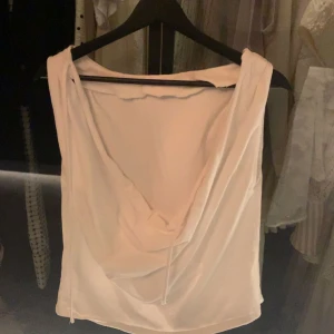 Linne med öppen rygg❤️‍🔥 - Vitt linne med öppen rygg från zara, vet ej st men passar S och M