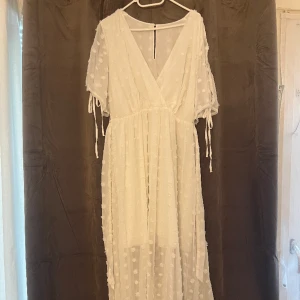 Klänning  - Vit klänning funkar dra till studenten. Aldrig använt.  Köpte den för 218kr