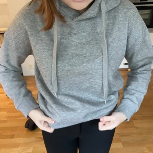 Hoodie - Hoodie från lager 157, säljer då den inte kommer till användning💗
