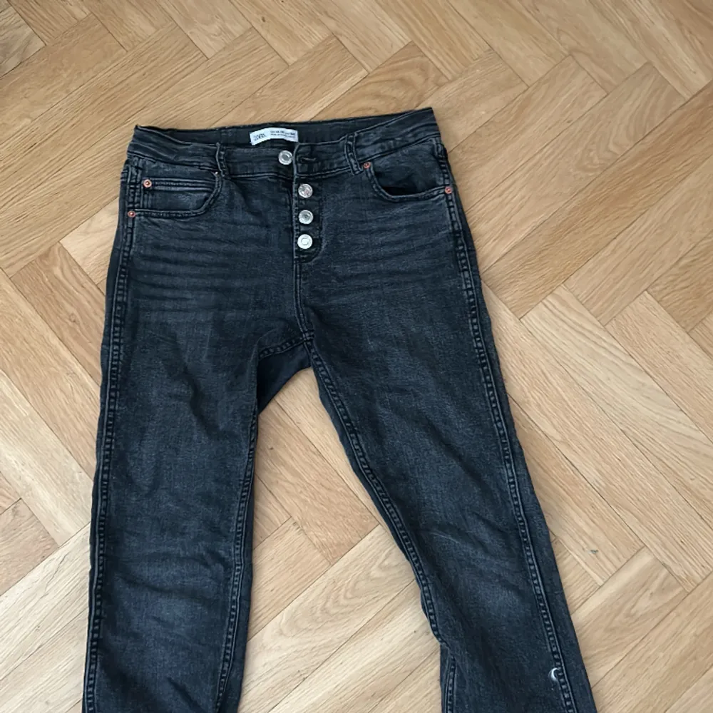 Köpte för ungefär ett år sedan men fick har jag knappt använt de, bra skick, köptes på zara kids. Jeans & Byxor.