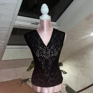 Spets topp - Topp i spets med V ringning🖤