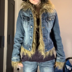 Jeans jacka med päls  - Jeans jacka perfekt för våren storlek S