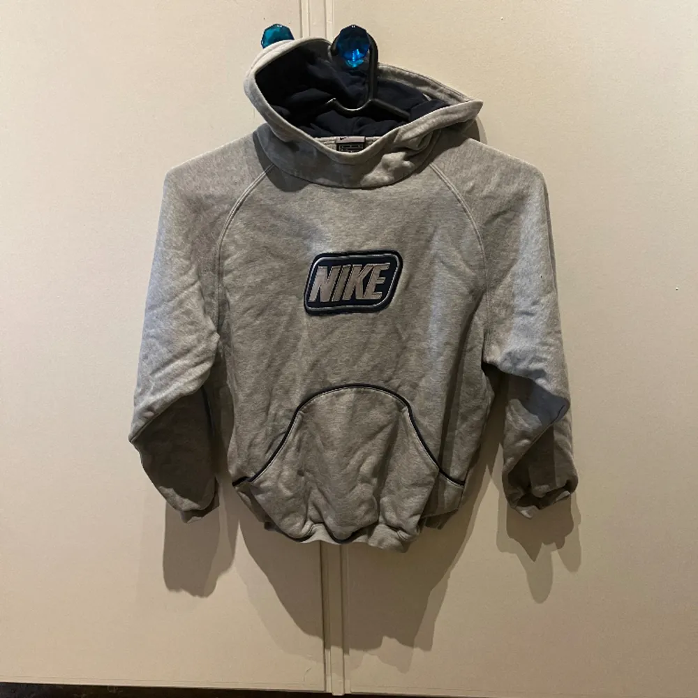 Nike hoodie i storlek M, men sitter mer som en Xs. Hoodies.