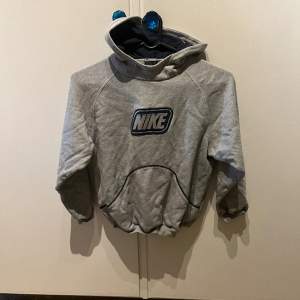 Nike hoodie i storlek M, men sitter mer som en Xs