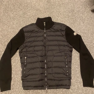 Moncler cardigan - Moncler cardigan 10/10. kom privat för mer info. priset ej hugget i sten. storlek M
