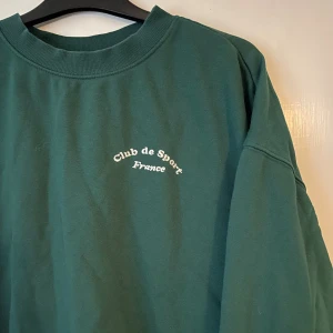 Grön sweatshirt från H&M - Grön sweatshirt från H&M i storlek S. Upplever den oversize i passformen. Köpt 2021, gott skick. Passar så bra till ett par blåa jeans eller över ett par jeansshorts i sommar. Säljer för 80:-, säljaren betalar ev frakt. Kan mötas upp i centrala Sthlm