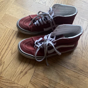 Röda vans - Säljer mina Vans, använda men fortfarande bra skick. Snörena kan behövas bytas ut!!
