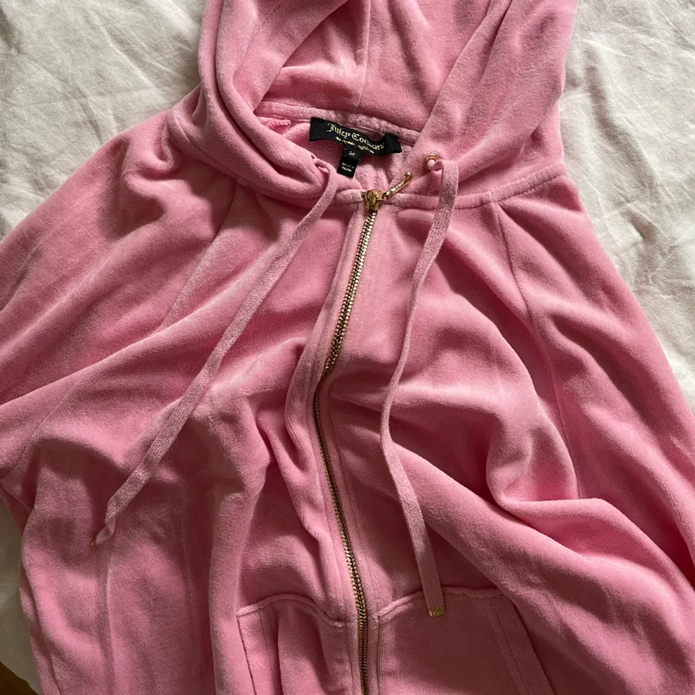 Juicy couture kofta i rosa. Storlek M. Väldigt bra skick!. Tröjor & Koftor.