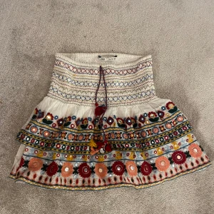 Zara kjol - Säljer min helt slutsålda zara kjol till sommaren💘passar xs-s
