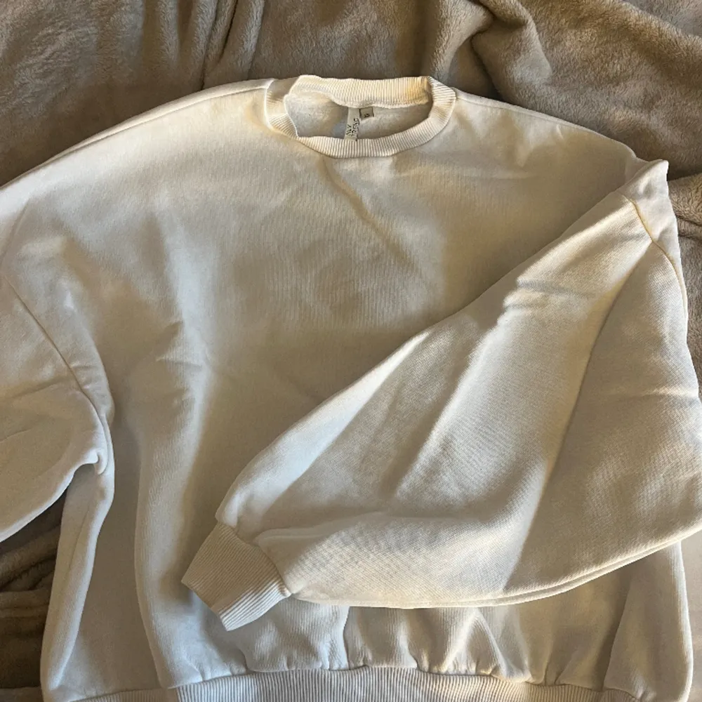 säljer min vita sweatshirt som inte används längre, super fin och passar till mycket och skönt att på sig🥰 mycket bra skick! från nelly!. Tröjor & Koftor.