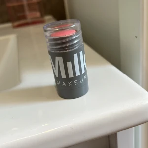 Milk blush  - Milk blush i färgen Dash⚡️ Denna bluch har använts 1-2 gånger i ansikte💕. Den har glitter i sig och har en väldigt fin färg till när man vill ha dem clean girl sminkningarna😍 Original pris 279💕