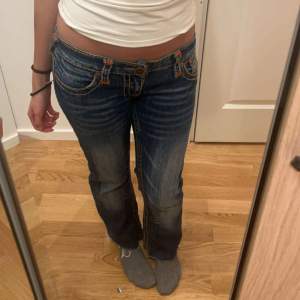 true religion jeans i storlek 29 men är avklippta så passar folk som är under 160💘
