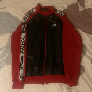 Vintage Nike zip-up - En fin Nike zip-up som är köpt på erikshjälpen, säljer för den ej kommer till användning !!  De står på lappen att den är strlk xxL men skulle säga att den sitter som M, skriv gärna för frågor på hur den sitter !! ☆
