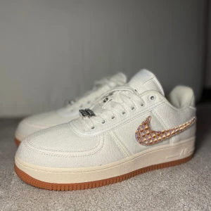 Air Force 1 Travis Scott - Skit snygga AF1 Travis Scott’s🔥🔥🔥 Alla sneaker heads favorit sko och det är en riktig snygg sko inom sko industrin. Aldrig använda i ett perfekt oanvänt skick kommer skorna samt brytbara nike loggor som går att ändra. Allt i bilden medföljer! 