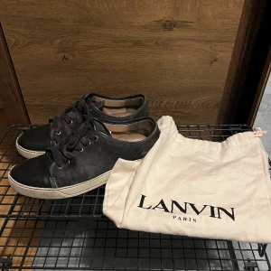 Lanvin - Säljer mina lanvin i UK7 vilket motsvarar 41, men personligen tycker jag dem sitter mer som 41,5. Skicket är 7/10 då dem har små sprickor på sulan och solblekta skosnören. Kvitto och dustbag ingår! Hör av er vid frågor!  Mvh 
