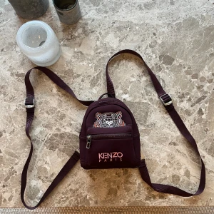 Kenzo backpack  - Lila Kenzo backpack/ryggsäck. Justerbara rämmar. Sparsamt använd, i mycket gott skick. 