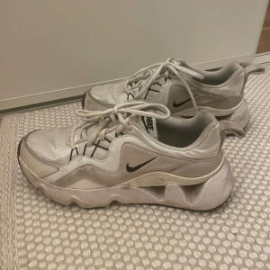 Nike sneakers - Fint skick men behövs tvättas. Storleken är 40,5 men är små i storlek , passar mig som har 39