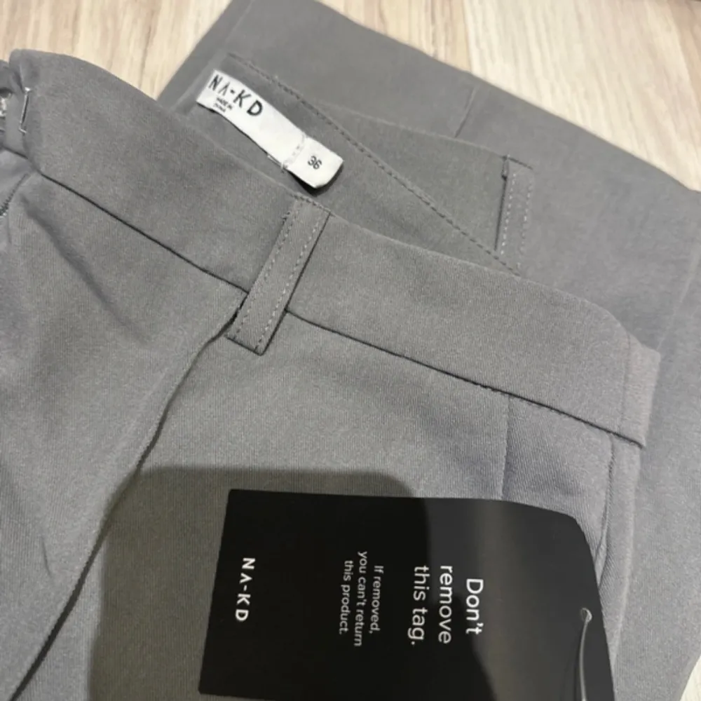 Oanvänd kostymbyxor från nakd i storlek 36. Ordinariepris 399kr just nu.. Jeans & Byxor.