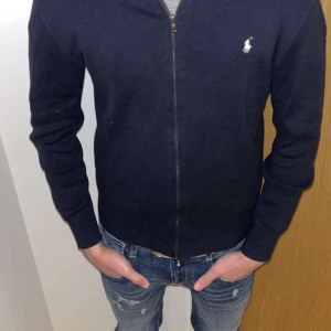 Ralph Lauren full zip - En skit snygg Ralph Lauren full zip i storlek L i barnstorlek (passar 160-170) motsvarar storlek XS. | Nypris 1599 | Vårat pris endast 599 | Skick 9/10 inga defekter. Hör av dig vid frågor!🔔