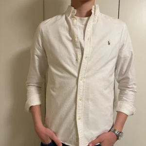 Ralph Lauren skjorta - Ralph Lauren skjorta i utmärkt skick. Stolen ”20 år” men sitter som en M. Vid frågor är det bara att skriva🙌