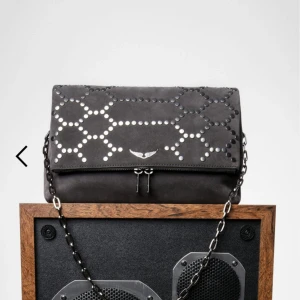 Zadig Rocky Suede bag - Jätte snygg Zadig väska i mocka! Den har en unik design och är väldigt rymlig! Helt slutsåld överallt och kostar 5200kr nypris. Säljer eftersom den inte kommer till användning längre🥰 pris kan diskuteras☺️🥰 Väskan är i bra skick och kommer i dustbagen