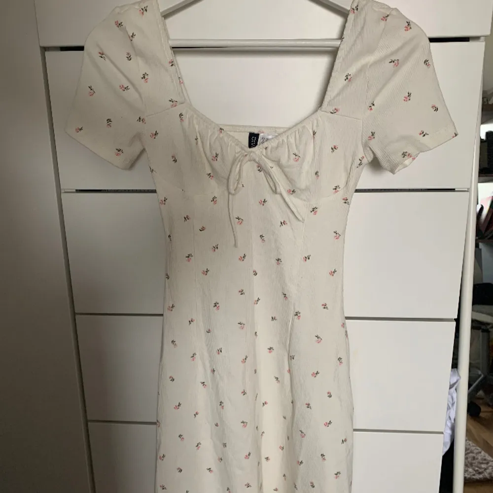 En supersöt klänning jag köpte förra sommaren som inte riktigt är min stil längre. Tyget har små rosor på sig! Storlek xs men passar s också. Skriv för fler bilder/bilder på och pris är diskuterbart<3. Klänningar.