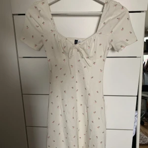 Söt klänning - En supersöt klänning jag köpte förra sommaren som inte riktigt är min stil längre. Tyget har små rosor på sig! Storlek xs men passar s också. Skriv för fler bilder/bilder på och pris är diskuterbart<3