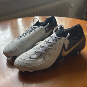 Fotbollsskor: Nike phantom GX 2 PRO FG  - Strl 43, skick: 9/10, använda 3 ggr säljer pga att dem var för små. Nypris: 1949kr