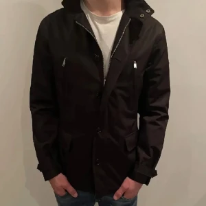 J.Lindberg Jacka - J.Lindberg jacka, sjukt snygg modell. Jackan är i nyskick! Nypris 4000 kr. Säljs för endast 1399 kr!!