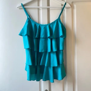 Volang topp - Super gullig topp men volanger☺️ Fint skick💞