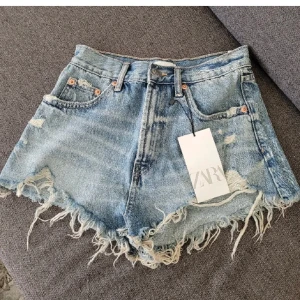 Jeans shorts  - Säljer dessa snygga jeans shorts från zara. Aldrig annvända och prislappen är kvar. Skriv för egna bilder💗💗
