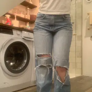 Ljusblå fina jeans från Ginatricot. Straight modell i storlek 34 sitter bra på mig som är 158 cm lång. Dom hade hål från början men är lite slitna så hålen har blivit lite större men inget som man tänker på. Endast snygga slitningar💞