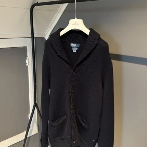 Stickad kofta - En stickad kofta tror jag vet inte annars vad dem heter  Aldrig använd fick den som en present  Ny pris 3000 