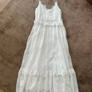 Jätte söt vit broderad klänning från hm, perfekt till midsommar💗 använd fåtal gånger