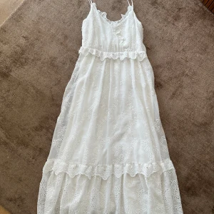 Broderad långklänning - Jätte söt vit broderad klänning från hm, perfekt till midsommar💗 använd fåtal gånger