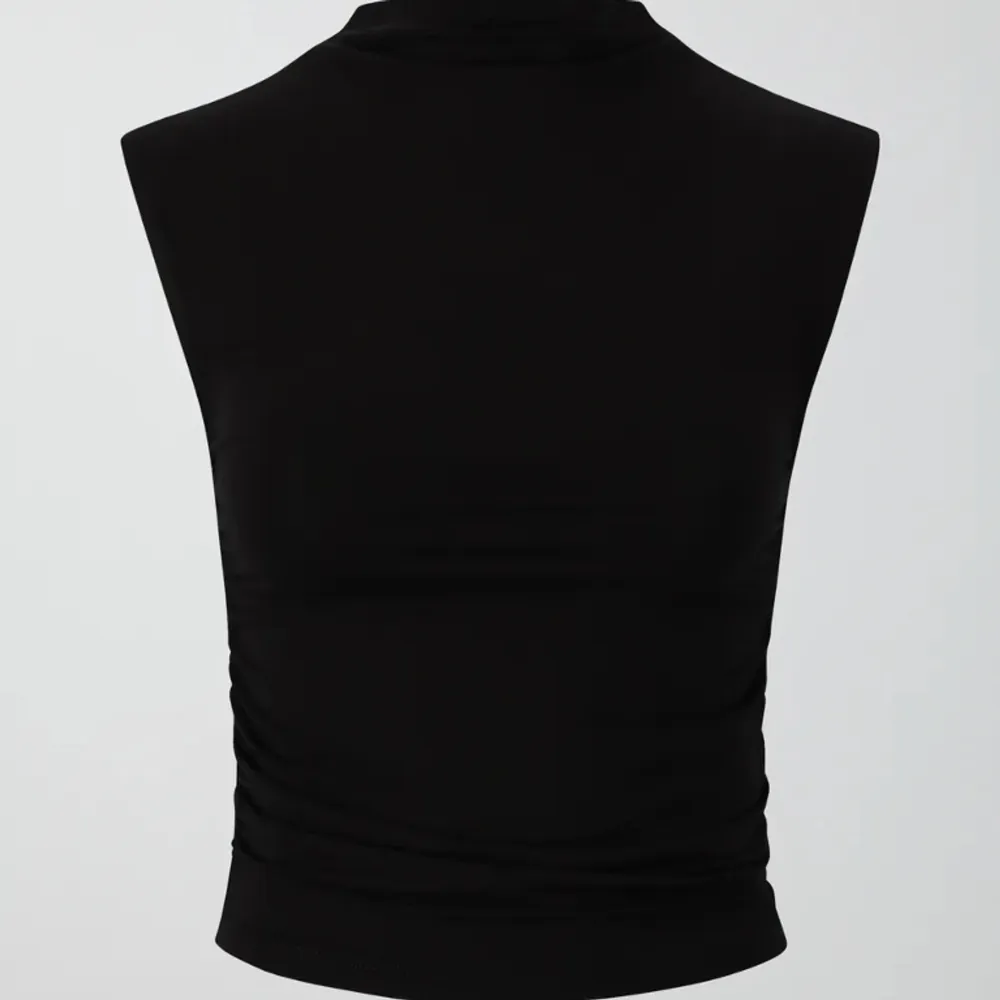 Säljer denna tröja från Gina Tricot i storlek S, tryck gärna på köp nu💓. Toppar.